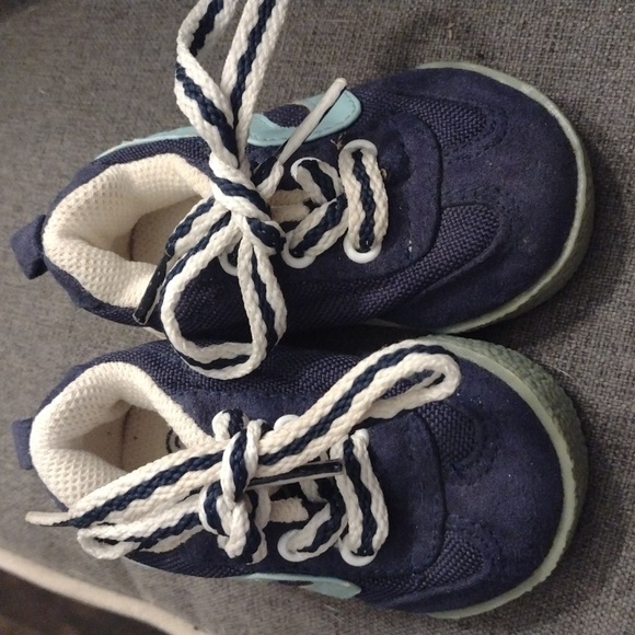 The Childrens Place baby sneakers size 2 - Picture 1 of 8